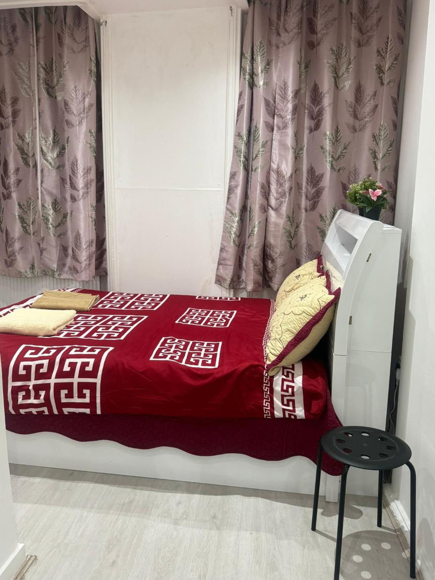 Y2 Bed & Breakfast *